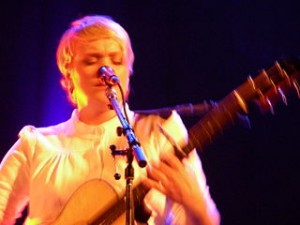 Ane Brun an der Gitarre